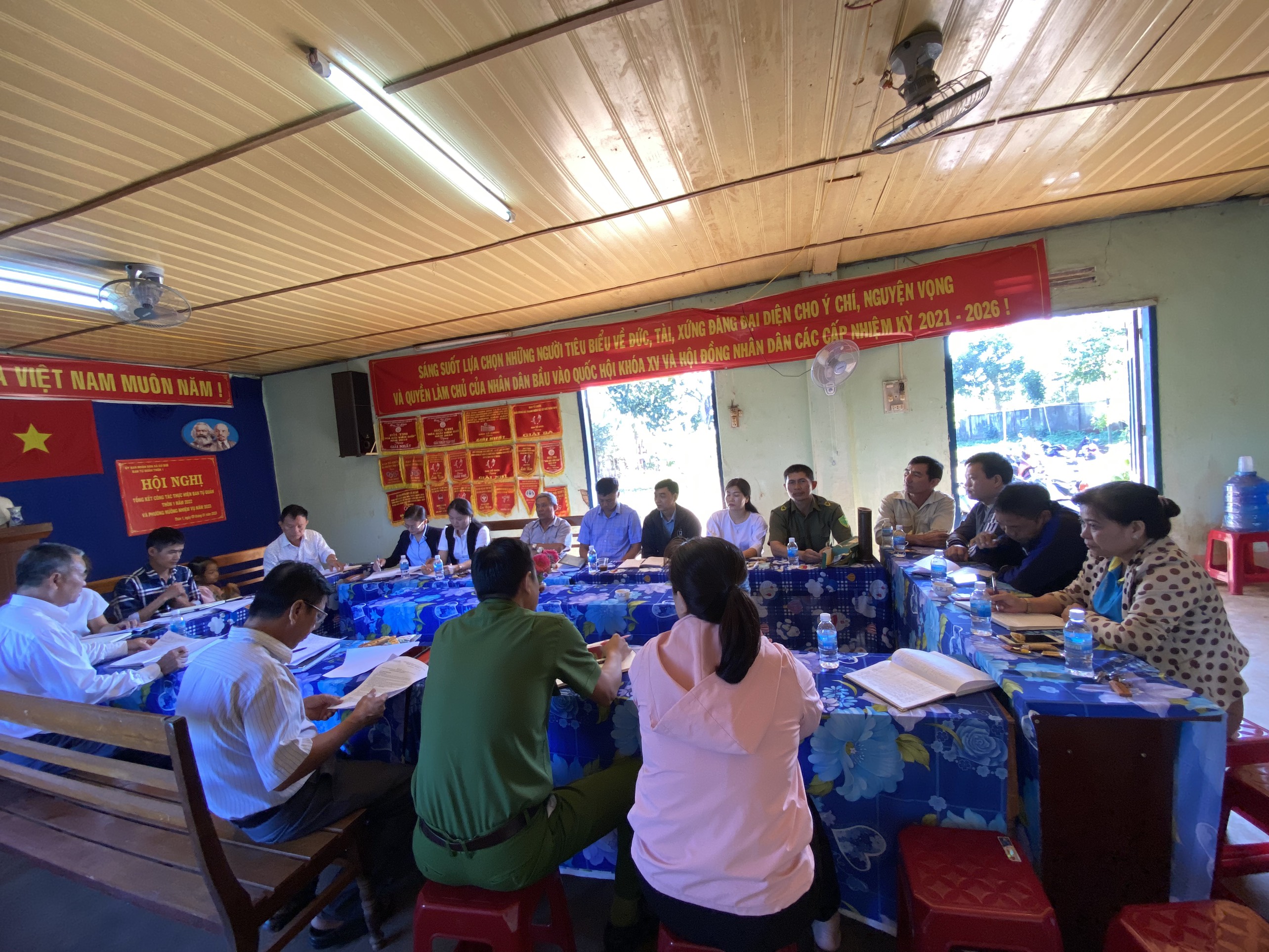 doan ct DU UBND  tai thon 1 01